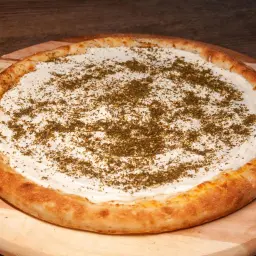 بيتزا جبن ولبنه وزعتر